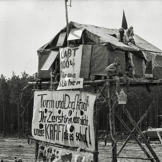 sw-1980-06-03a 023 Turm und Dorf könnt Ihr zerstören, aber nicht die Kraft, die es schuf! Laßt 1004 Türme blühen. El Pueblo unido, jamás será vencido