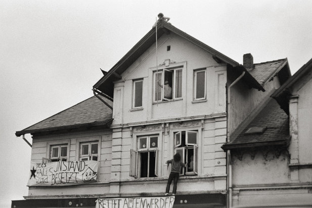 1983 Altenwerder Transparente am Wohnhaus von Heinz Oestmann: Rettet die Elbe. Dieses Haus wird instandbesetzt. Rettet Altenwerder als Naturpark