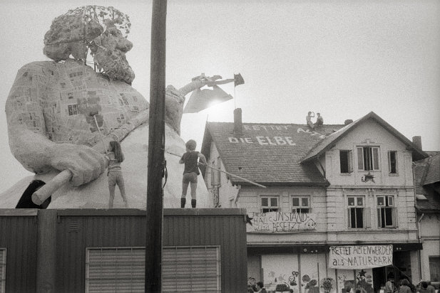 1983 Altenwerder Neptun als Widerstandssymbol in Altenwerder. 