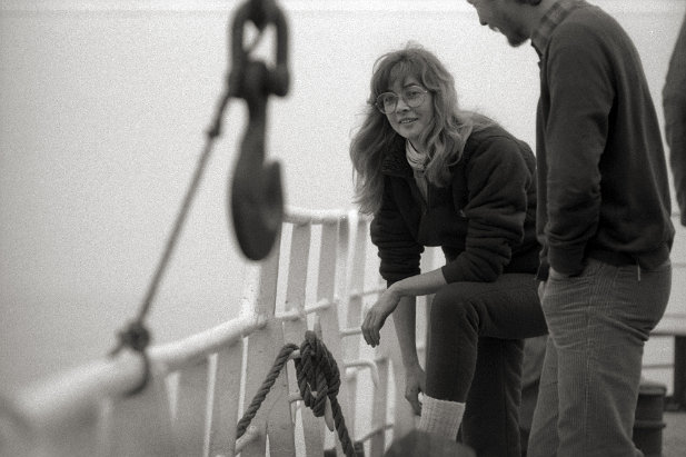 1984 Nordenham Greenpeace beteiligt sich an den Protestaktionen gegen die Dünnsäureverklappung in der Nordsee. Monika Griefahn an Bord des Aktionsschiffes Sirius. Kurz zuvor...