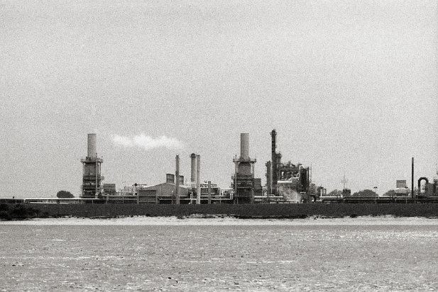 1984 Stade Auf dem Weg zur Protestaktion. Auf Grund der Auswirkungen auf den Fischbestand war das Chemiewerk Dow Chemical bei Stade für Heinz Oestmann eine...