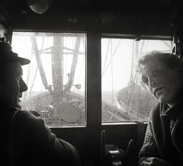 1984 Aussenweser Auf hoher See. Krabbenfischer auf dem Weg von der Hallig Hooge zu den Protesten in der Aussenweser