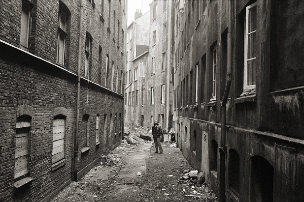 1984 Wohlwillstraße Die Jägerpassage, errichtet in den 1860er Jahren, gilt heute als das älteste Zeugnis des Sozialen Wohnungsbaus in Hamburg.Das Sanierungskonzept von 1978 sah den...