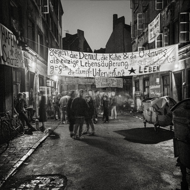 1987 Schanzenstrasse 41a Die besetzten Häuser der Schanzenstrasse 41a wurden mehrfach von der Polizei geräumt. Inzwischen befindet sich dort ein selbstverwaltetes Wohnprojekt