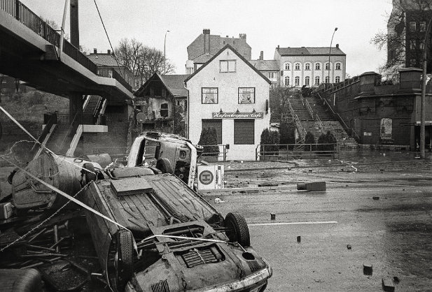 1987 Hafenstrasse Barrikade vor dem Pudel Club zum Schutz der Hafenstrassenhäuser