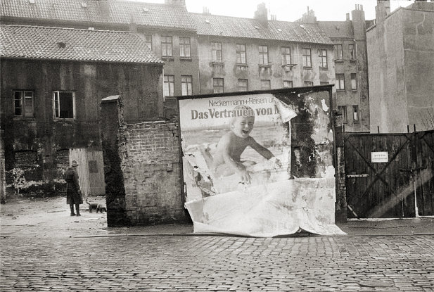 1972 Das Vertrauen von Millionen Die ehemalige Fischerstrasse zwischen Silbersackstrasse, Hein Köllisch Platz und Reeperbahn