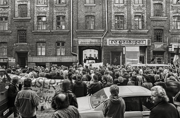 1983 Wohlwillstraße Die Jägerpassage, errichtet in den 1860er Jahren, gilt heute als das älteste Zeugnis des Sozialen Wohnungsbaus in Hamburg. Das Sanierungskonzept von 1978 sah...