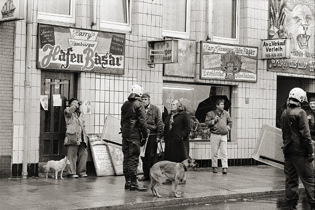 1986 Bernhard-Nocht-Strasse neben der „Kogge“. Harry´s Hafen Bazar