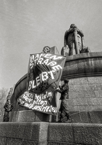 1987 Helgoländer Allee Bismarck Denkmal. Solidarität mit der Hafenstrasse, Nicht betteln, nicht bitten, nur mutig gestritten!