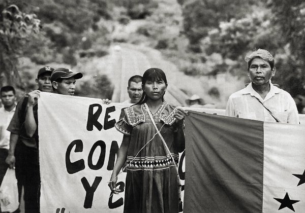 2010 Junge Welt - Caminata Indigena 400 Kilometer gegen den Ausverkauf ihrer Heimat Tausende indigene Menschen und Kleinbauern sind in Panama von...