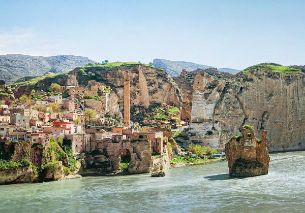 Hasankeyf 1:10:00 min. 2015 Stille Bilder aus einem verschwundenen Tal und einer 12 000 Jahre alten Stadt