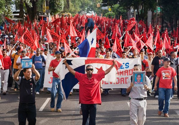 Cronica de 2 Muertes Anunciadas 3:35 min. Ausschnitt. Panama, Im August 2007 werden die beiden Bauarbeiter Osvaldo Lorenzo und Luiyi Argüelles in...