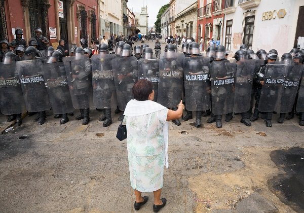 Oaxaca 17:45 min. Im Jahre 2006 vertreiben die Bewohner des Bundesstaates Oaxaca in Mexiko ihren korrupten und verhassten...